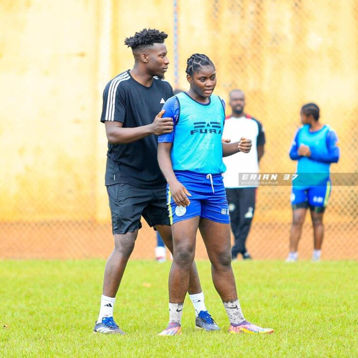 André Onana rend visite aux joueuses d’Éclair FF à Sa’a et leur donne quelques conseils 